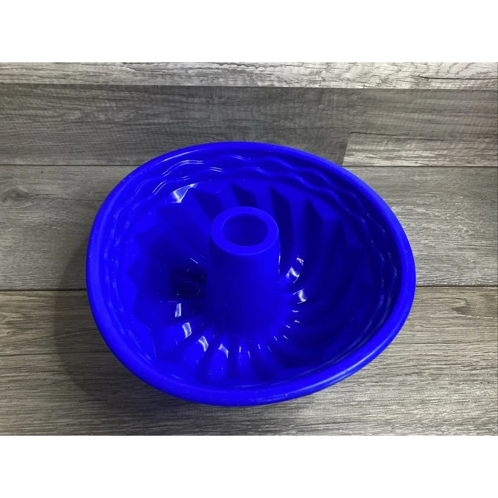 Blue Silicone Bundt Pan Fluted Swirl Cake Mold‎ 9 Inch Non-Stick Cobalt Bakeware